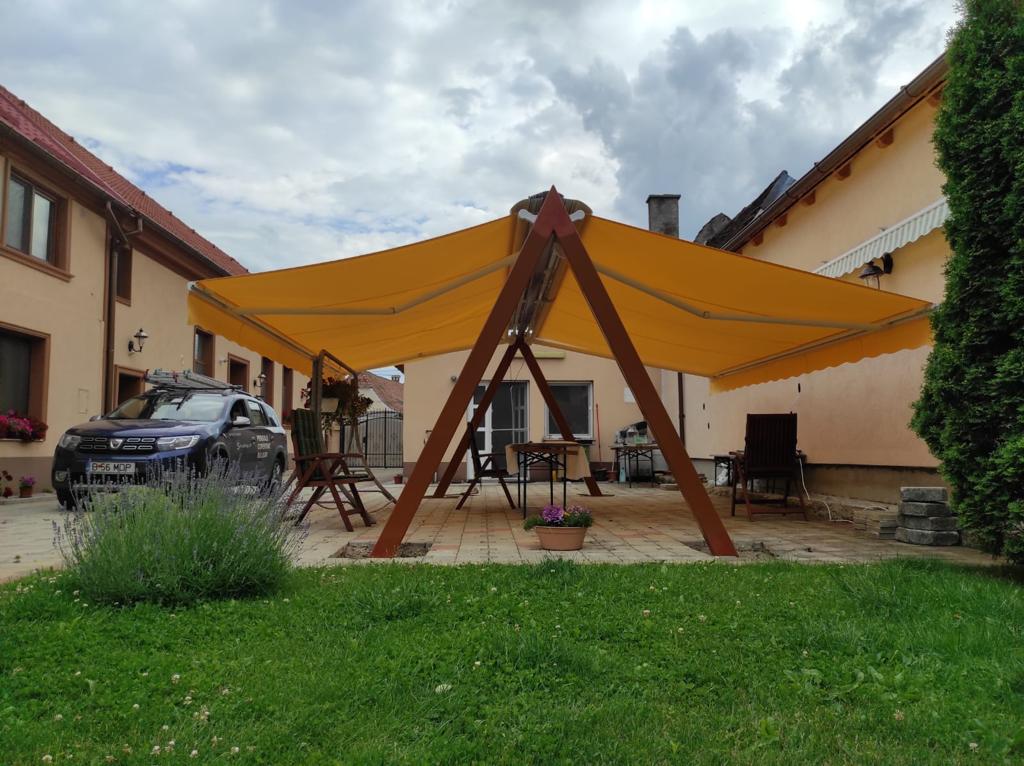Montaj doua Copertine retractabile pe o structura metalica, tip umbrar, in Brasov