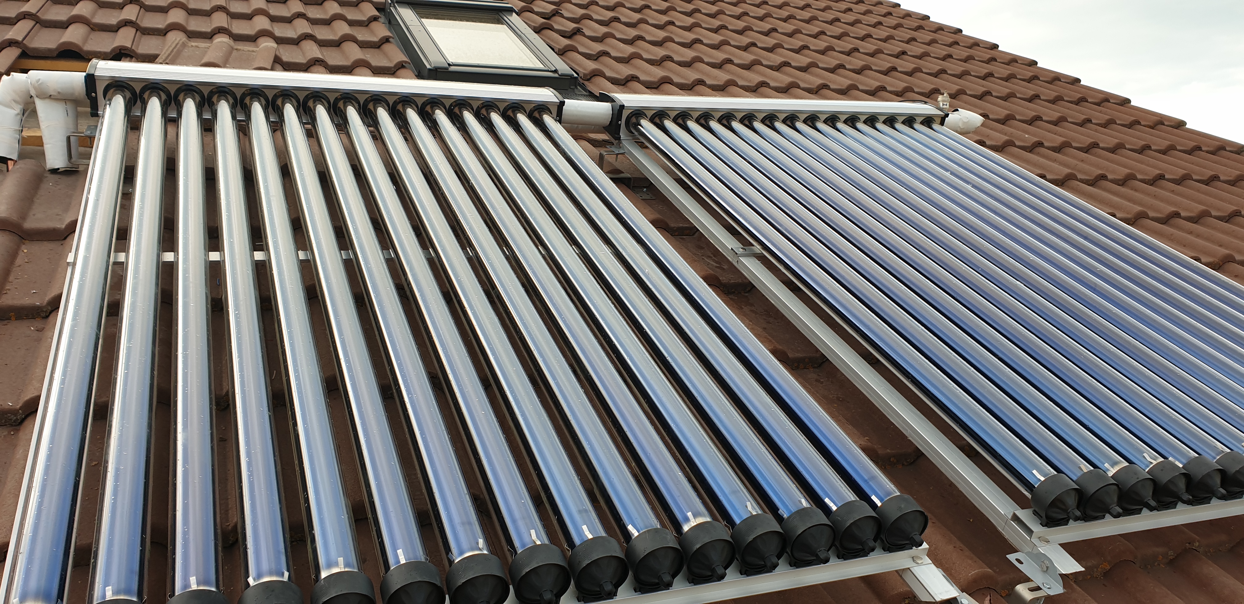 Panou solar 1Energy 4 anotimpuri cu boiler de 200 litrii si doua colectoare de cate 15 tuburi, Costesti, Arges