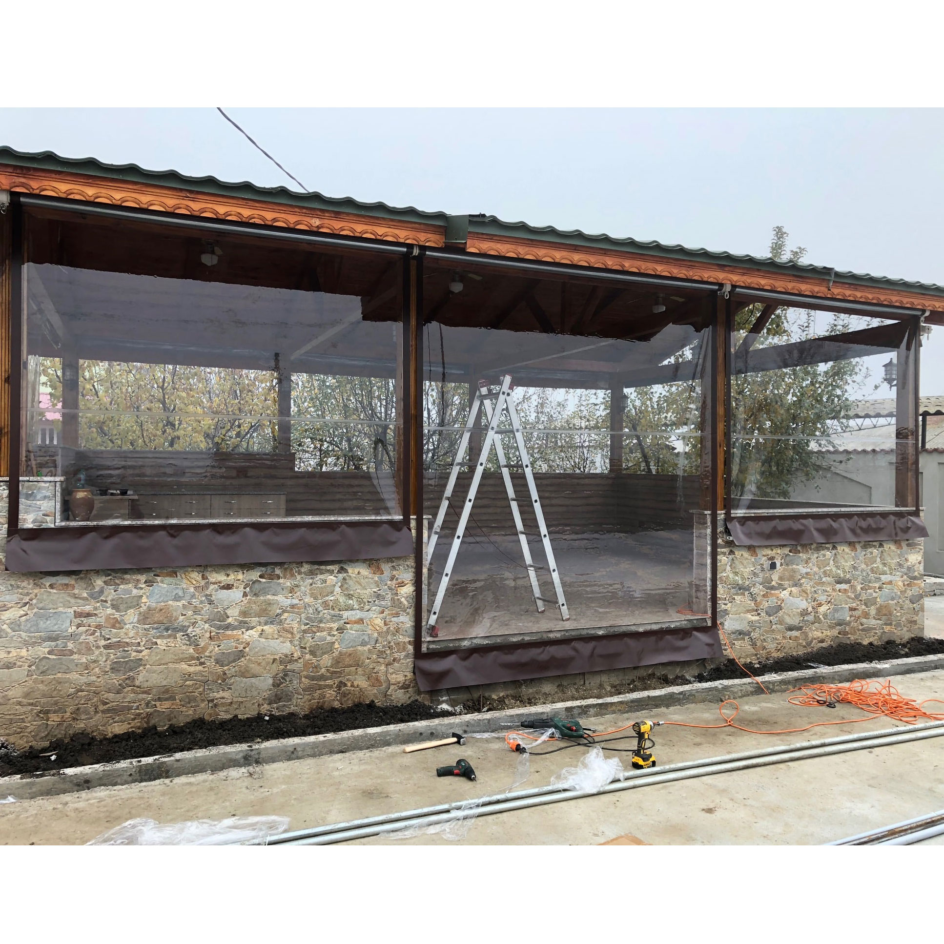 Rulou Terasa cu Folie Transparenta 0,8 mm, 3,2m lungime x 1,6 m inaltime, necasetat, chenar maro, alb, gri sau crem
