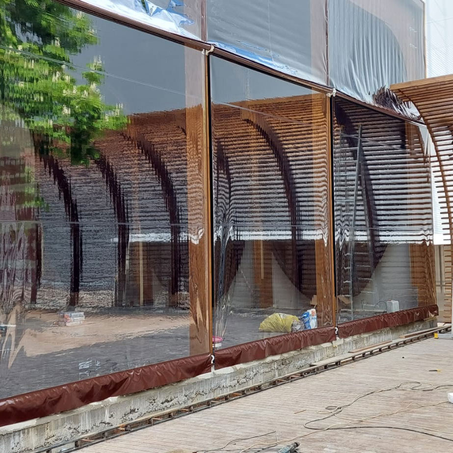 Rulou transparent necasetat, 3,2m lungime x 2,3m inaltime, chenar maro, crem, alb sau gri, folie 0.8 mm grosime