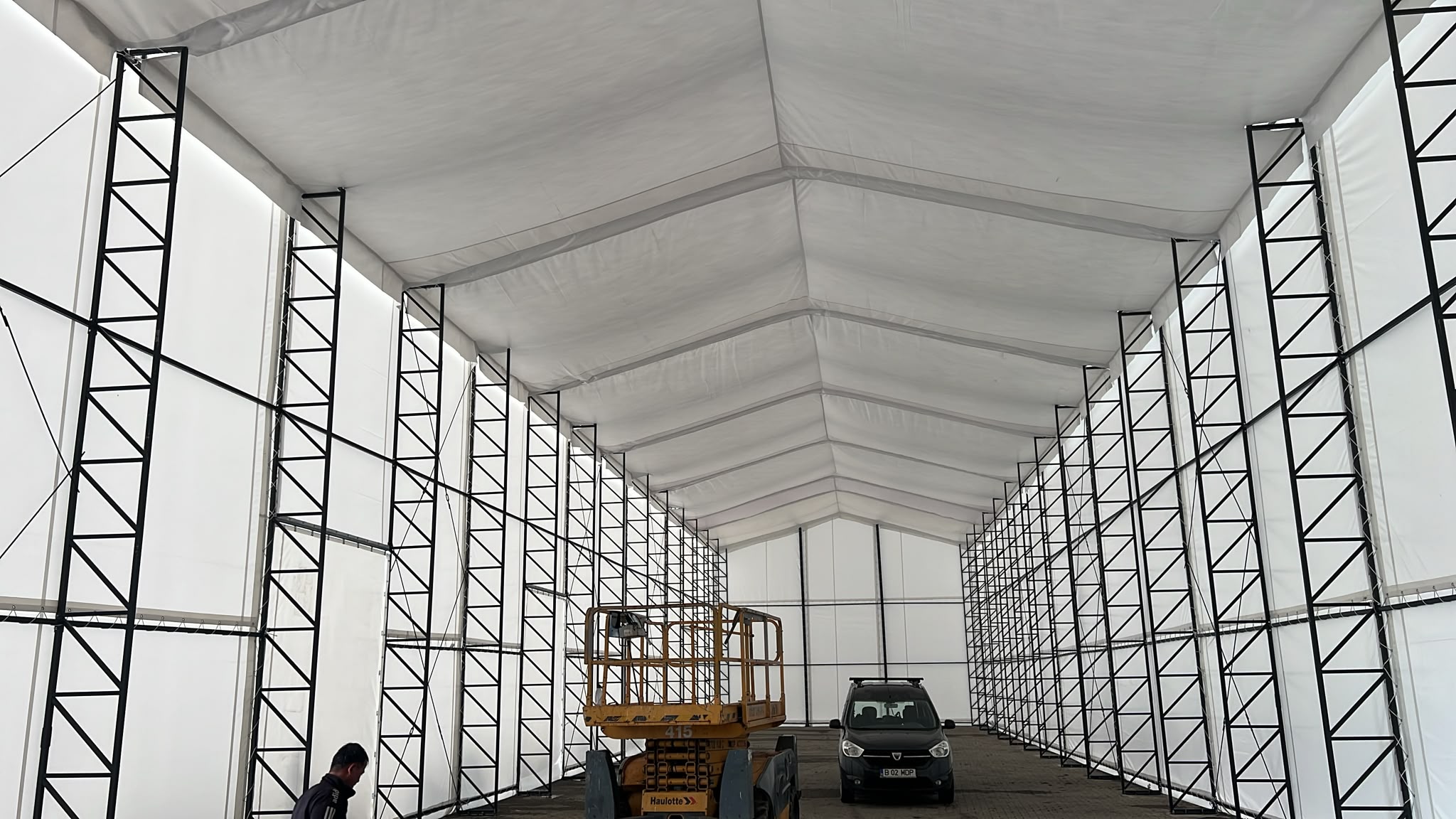 Structura metalica de 10,5 m latime x 50 m lungime x 7,5 inaltime acoperita cu prelata de 650 gr/m2 alba IGNIFUG, Targu Secuiesc, Covasna