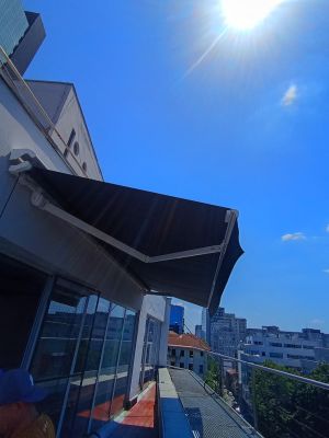 Montaj Copertina Retractabila de 6m cu 3m dechidere la etajul 6 in Bucuresti