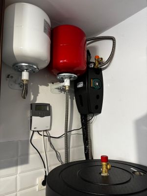 Panou solar 4 anotimpuri, 1Energy, cu boiler 200 litri, 2 colectoare de cate 15 tuburi fiecare, montaj Pitesti, jud Arges