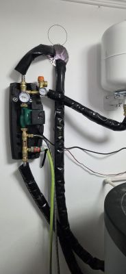 Panou Solar 4 Anotimpuri SONTEC cu 24 tuburi si boiler de 200 litri, motanj real;izat in Calugareni, Giurgiu