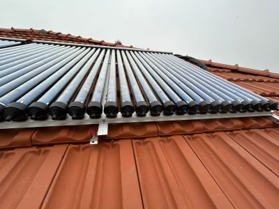 Panou solar apa calda 4 anotimpuri, 1ENERGY, boiler 300 litri, colector solar 40 tuburi, montaj Chiselet, jud Calarasi